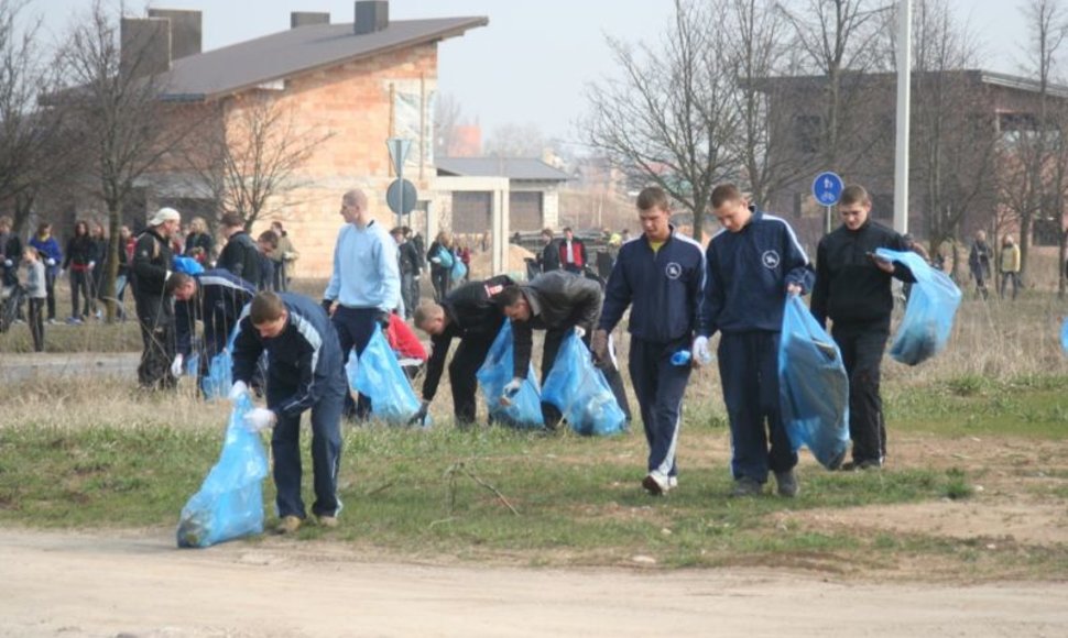 Mindaugo bataliono kariai prisideda prie švarinimosi akcijos „Darom 2010“.