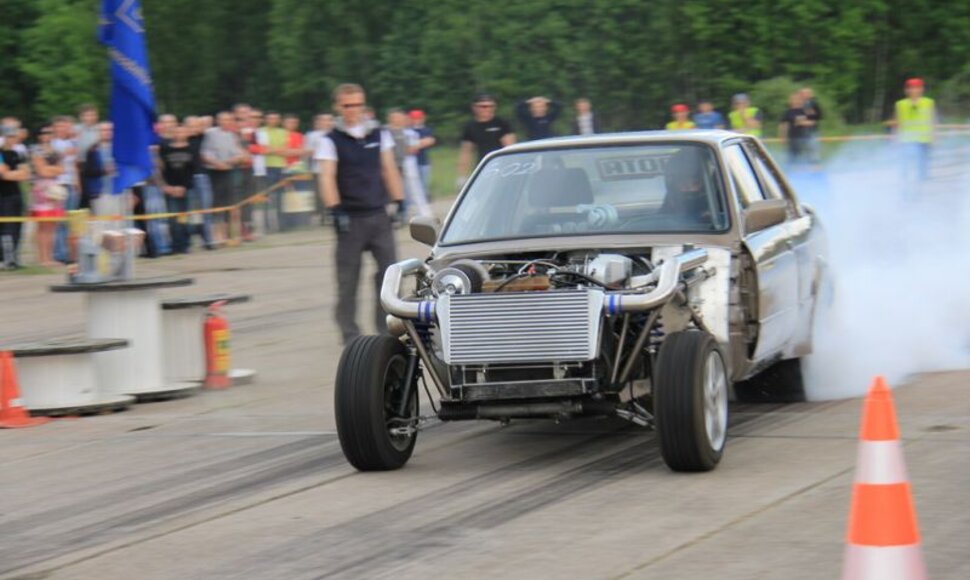 Aivaras Štikelis, specialios konstrukcijos automobilio „BMW“ (variklio galingumas virš 850 arklio galių) vairuotojas, trasą įveikė per 9,92 s.
