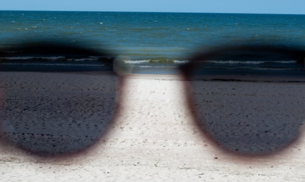 Paplūdimys per akinių stiklą