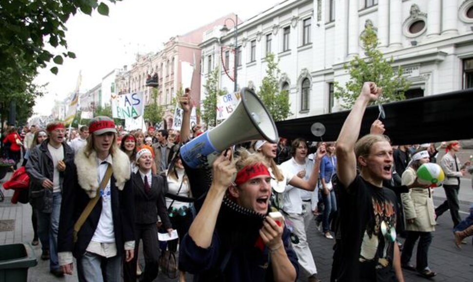 Tradicinė VU dėstytojų ir studentų eisena iš Savivaldybės aikštės Gedimino prospektu, Šventaragio, Pilies ir Šv. Jono gatvėmis link Universiteto Centrinių rūmų.