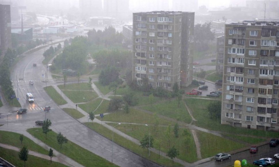 Lietus Vilniuje, Fabijoniškėse, iš 12 aukšto. 