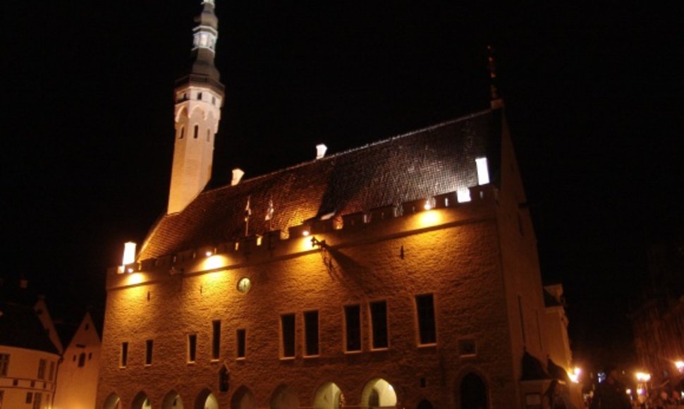 Estijos sostinės Rotušė naktį