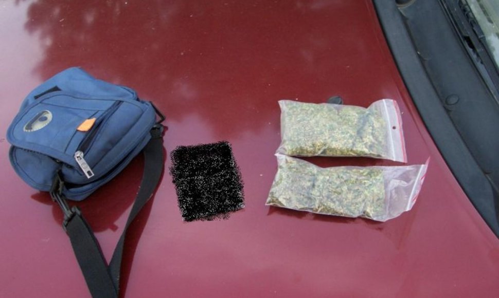 Pakruojo policija rado kontrabandinių rūkalų ir narkotikų.