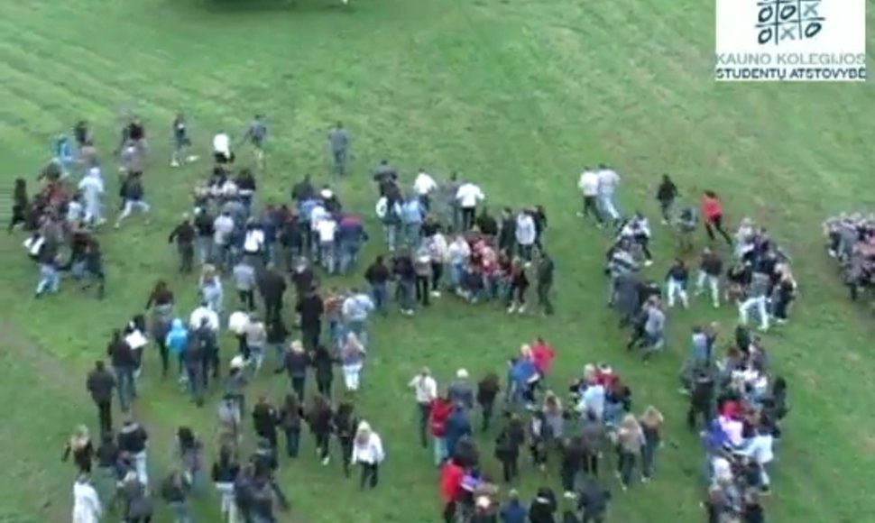 Kauno kolegijos fuksai sudėjo gyvą užrašą „Fuksai irgi studentai“.