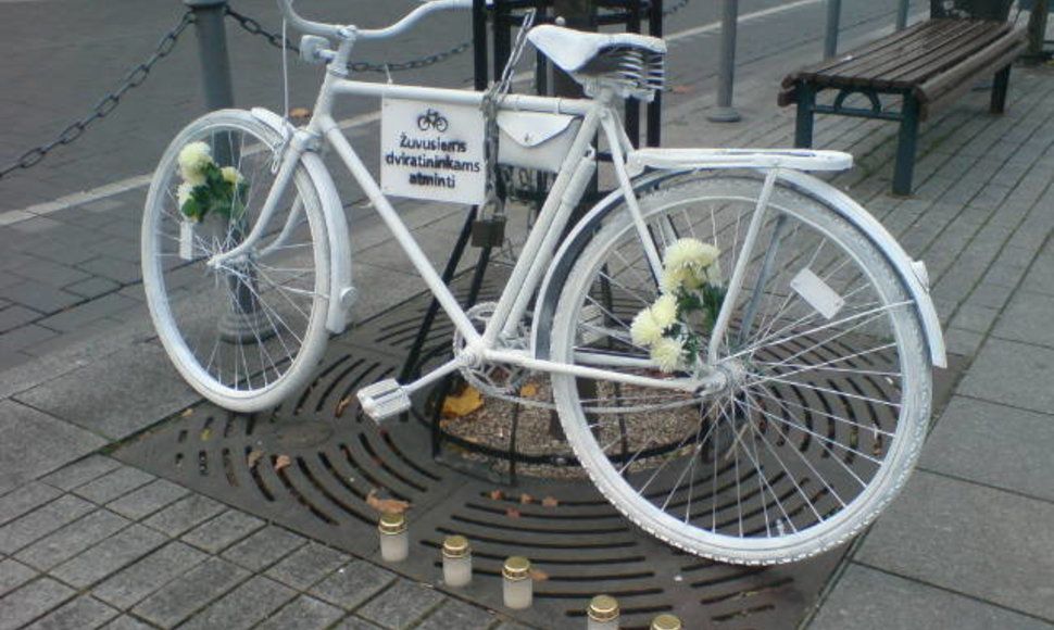 Dviratis „ Vaiduoklis“ žuvusiems kelyje dviratininkams atminti.