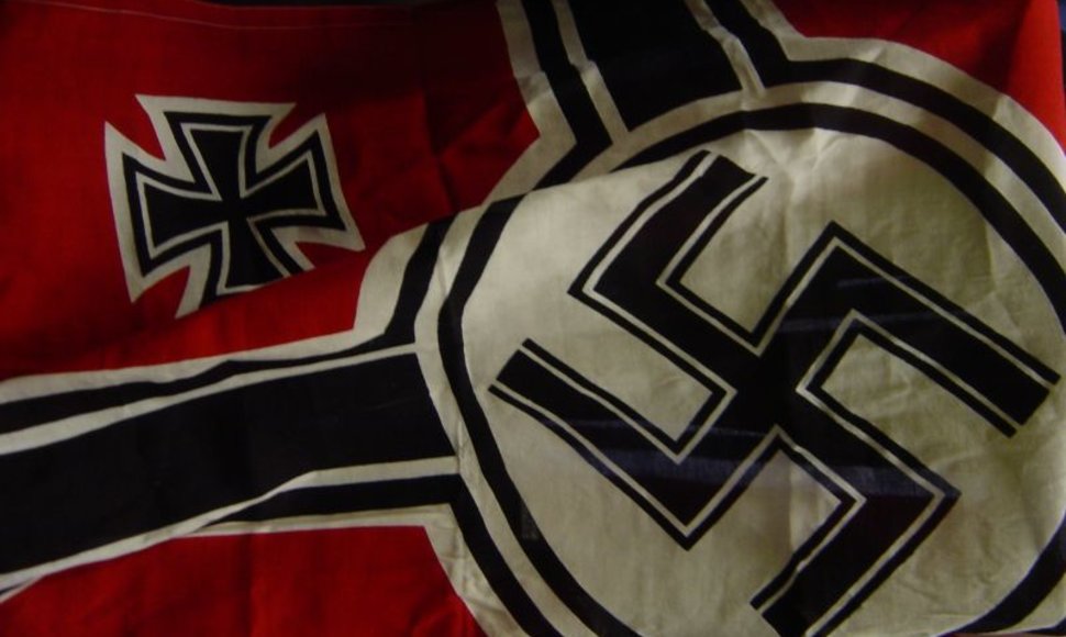 Muitininkai sulaikė vėliavas su nacistine simbolika.