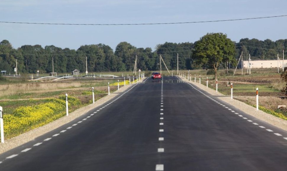 AB „Panevėžio keliai“ rekonstravo beveik 9 kilometrus kelio ir tiltą.