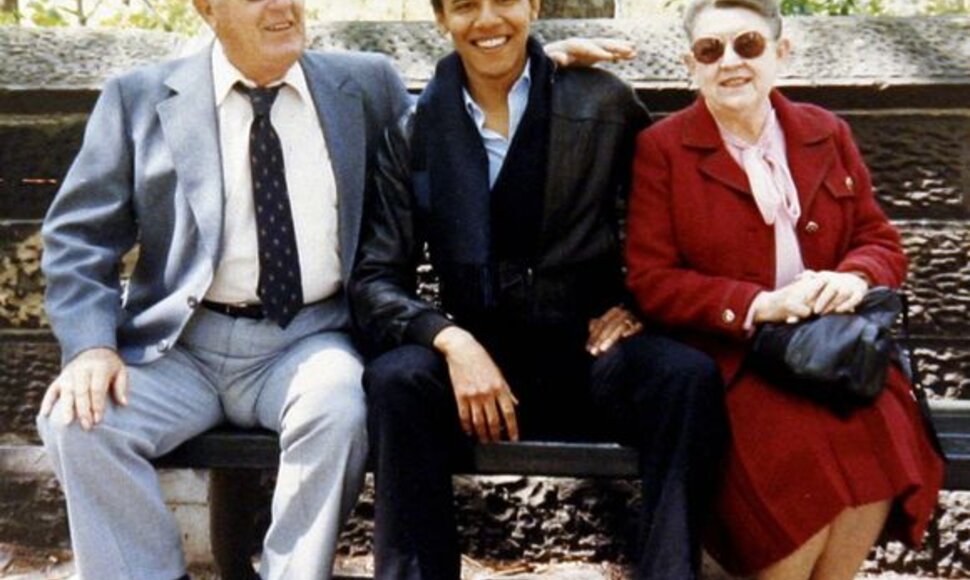 B.Obama su seneliais.