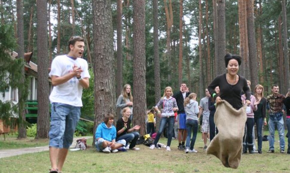 ISM Vadybos ir ekonomikos pirmakursiai susipažino &bdquo;fuksų&ldquo; žygyje.