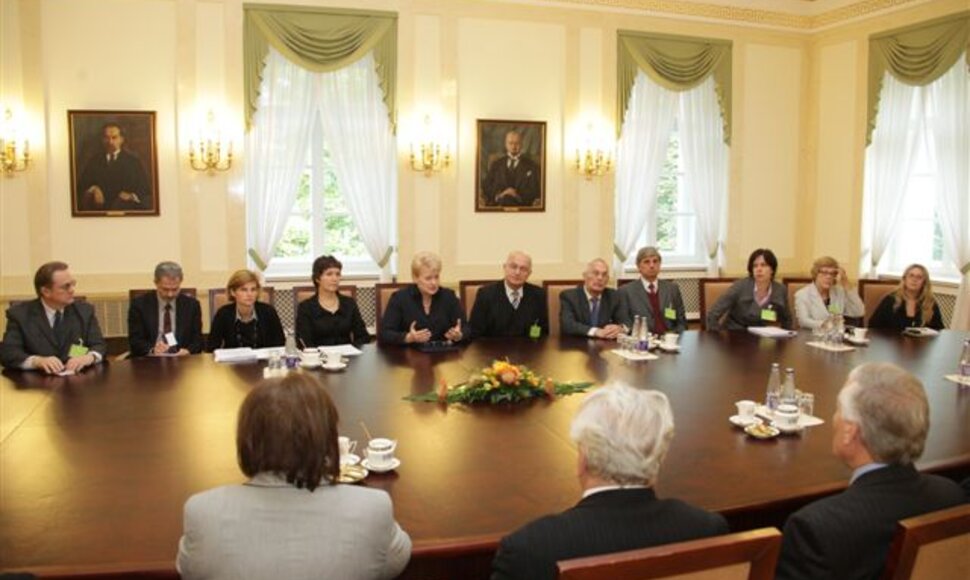 Prezidentė Dalia Grybauskaitė su menų akademijų atstovais aptarė aukštojo mokslo finansavimo, priėmimo į menų studijas problemas.