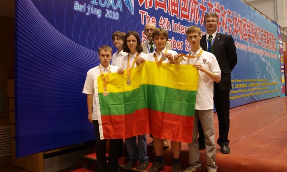Iš Pekino Lietuvos mokiniai sugrįžta su visų spalvų medaliais.