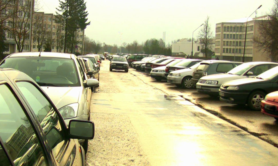 KTU Studentų miestelyje – parkavimo problemos.