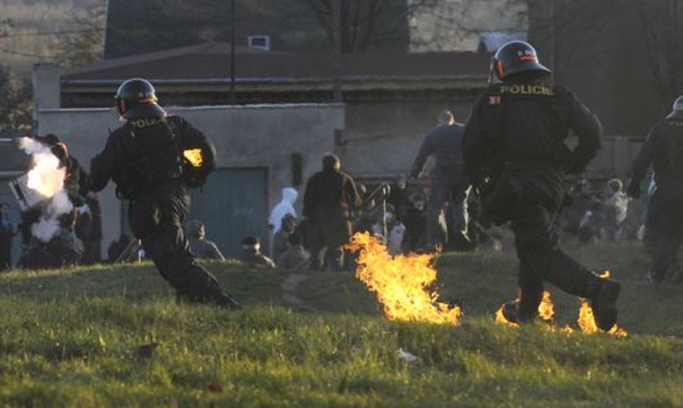 Čekijoje – neonacistų susirėmimai su policija.