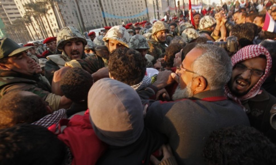 Egipte kariai susistumdė su protestuotojais.