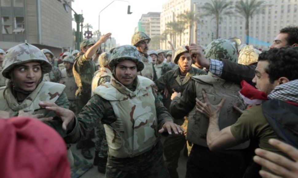 Egipte kariai susistumdė su protestuotojais.