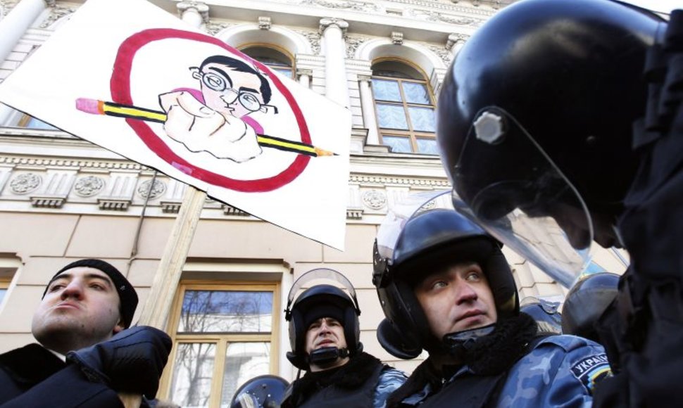 Protestuojantis jaunimas reikalauja šalies švietimo ir sporto reikalų ministro Dmitrijaus Tabačnyko atsistatydinimo. 