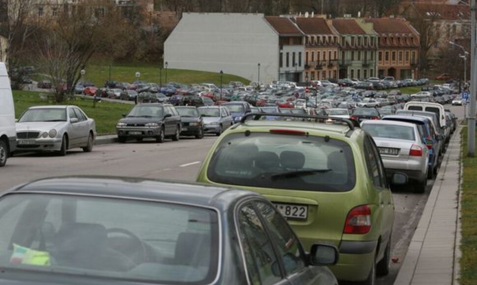 Kitąmet pradedamos aikštelių statybos turėtų išspręsti prigrūstų automobilių stovėjimo vietų problemą miesto centre.