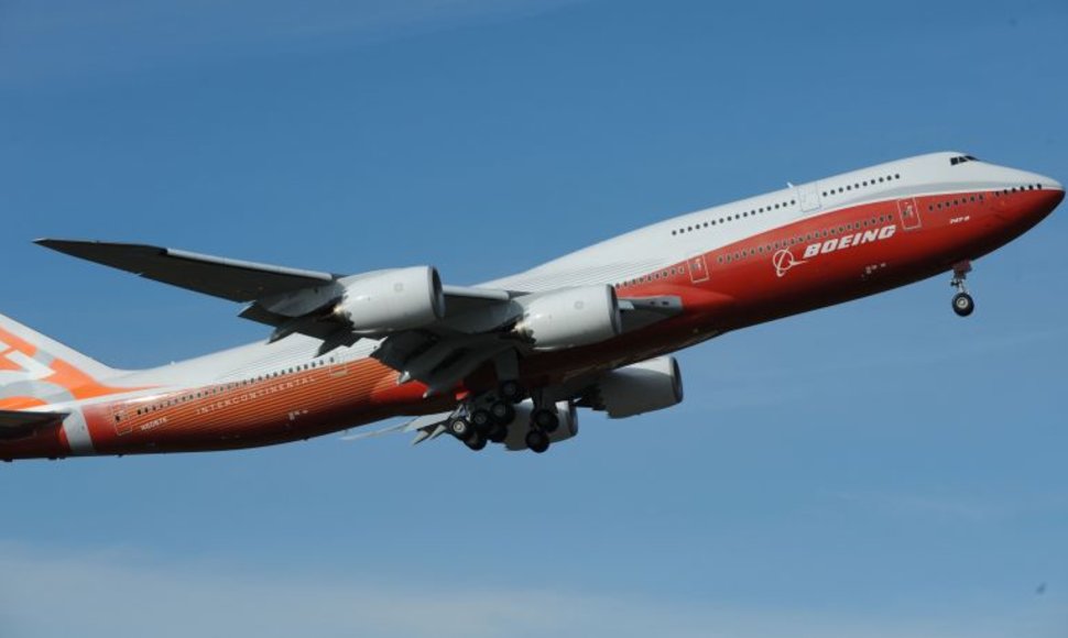 Ilgiausias keleivinis lėktuvas „Boeing 747-8 Intercontinental“  atliko pirmąjį skrydį.