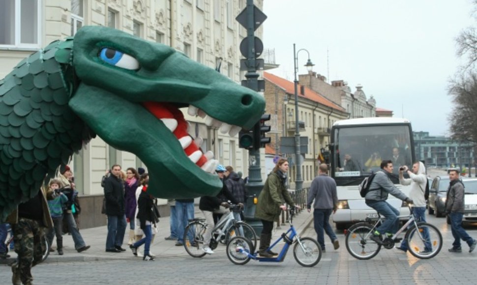 Fizikų Dinas Zauras ir vėl keliavo pas filologes.