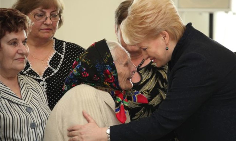Prezidentė Dalia Grybauskaitė daugiavaikėms motinoms įteikė valstybinius apdovanojimus.