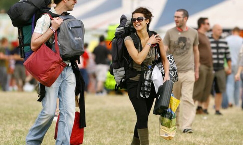Didžiojoje Britanijoje vykstantis Glastonberio festivalis kasmet sutraukia daugiau kaip 100 tūkst. žmonių, jis populiarus savo šokiais purve ir garsiausių atlikėjų pasirodymais.