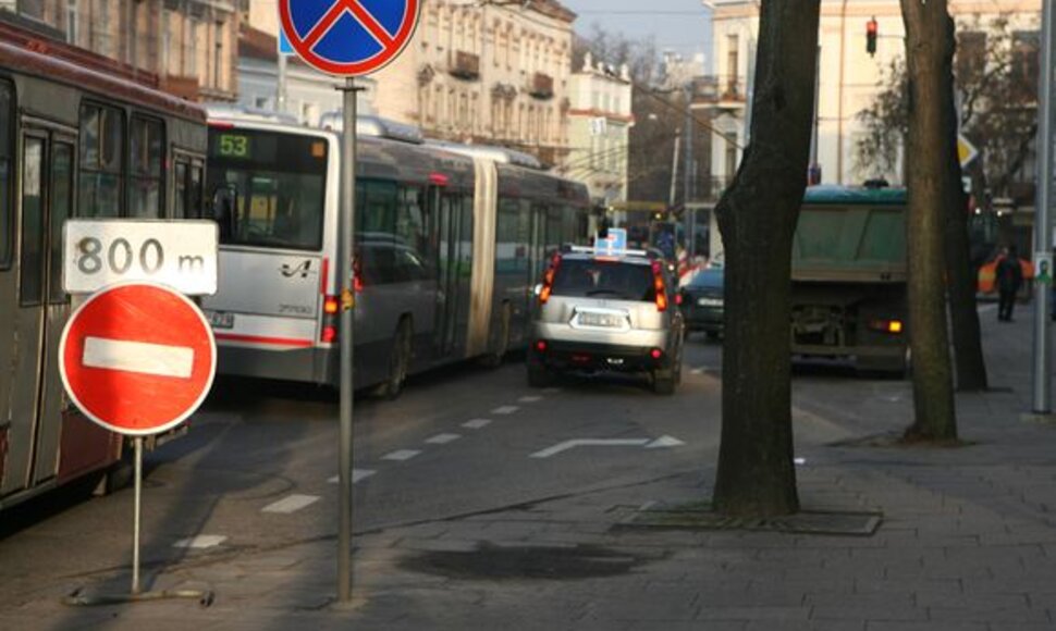 Dėl remonto Pylimo-Trakų gatvių sankryžoje dešimtys troleibusų vairuotojų gavo progą snūstelėti.