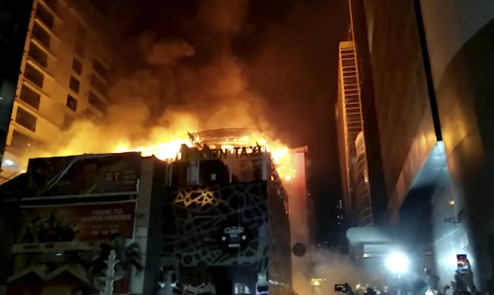 Mumbajuje per gaisrą ant stogo įsikūrusiame restorane žuvo mažiausiai 15 žmonių.