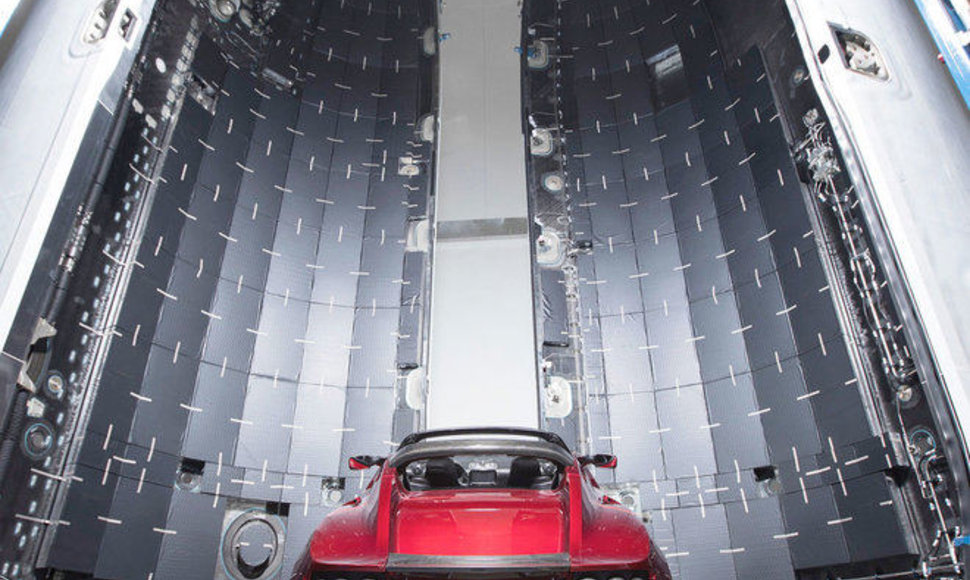 Elonas Muskas parodė, kaip atrodo vyšninis „Tesla Roadster“, ruošiamas paleidimui į kosmosą. 