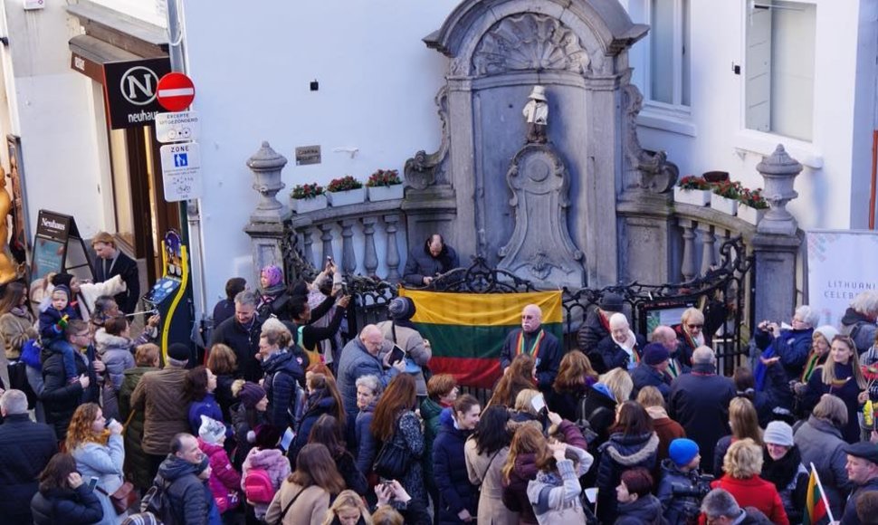 Briuselio simbolis pasipuošė lietuvių tautiniais rūbais.