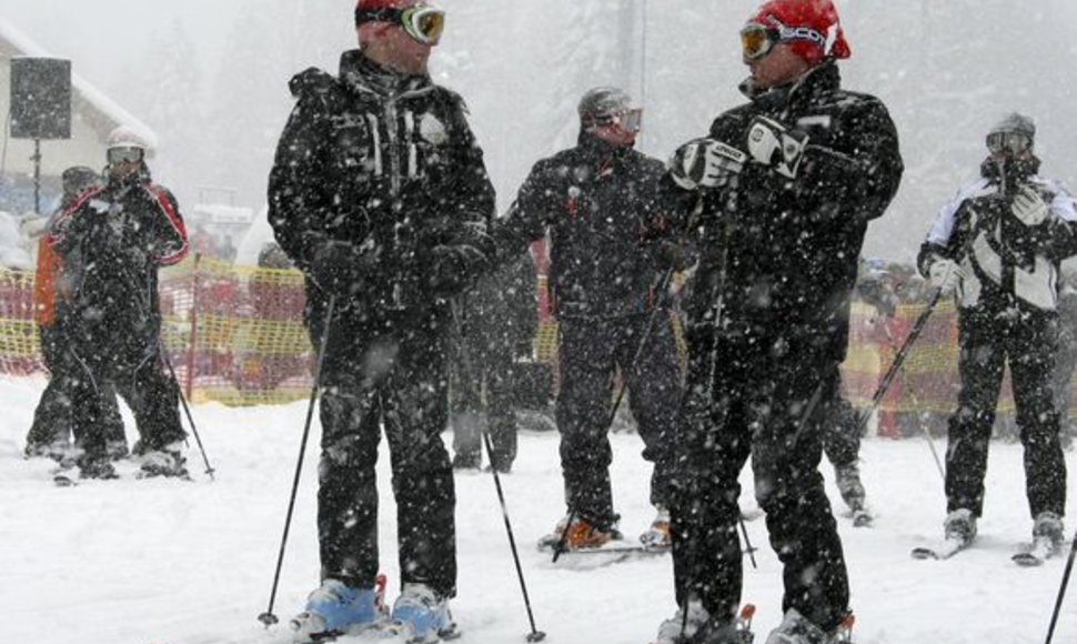 D.Medvedevas ir V.Putinas džiaugiasi žiemos linksmybėmis slidinėjimo kurorte.