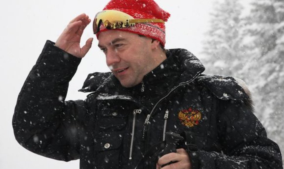 D.Medvedevas pasirengęs slidinėti.