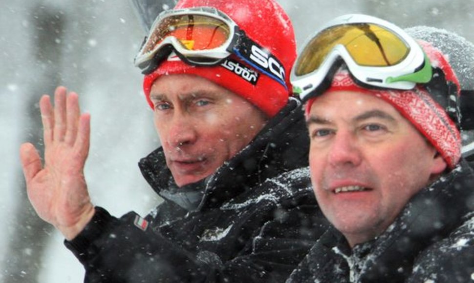 Rusijos prezidentas D.Medvedevas (dešinėje) ir premjeras V.Putinas leido laiką Krasnaja Polianos kurorte netoli Sočio, kuriame vyks 2014 metų žiemos olimpiada.