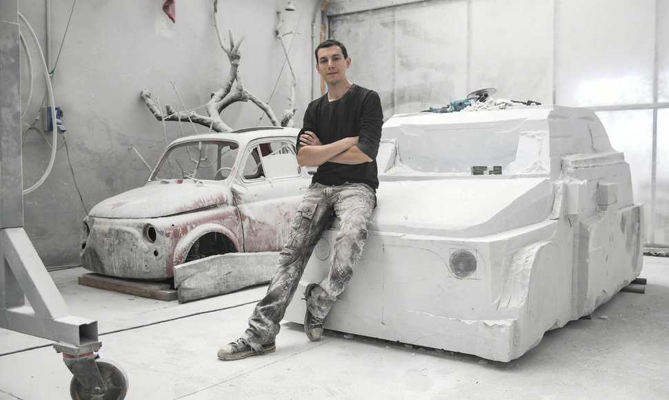 Italų menininkas iš marmuro kala „Fiat 500“ automobilį.