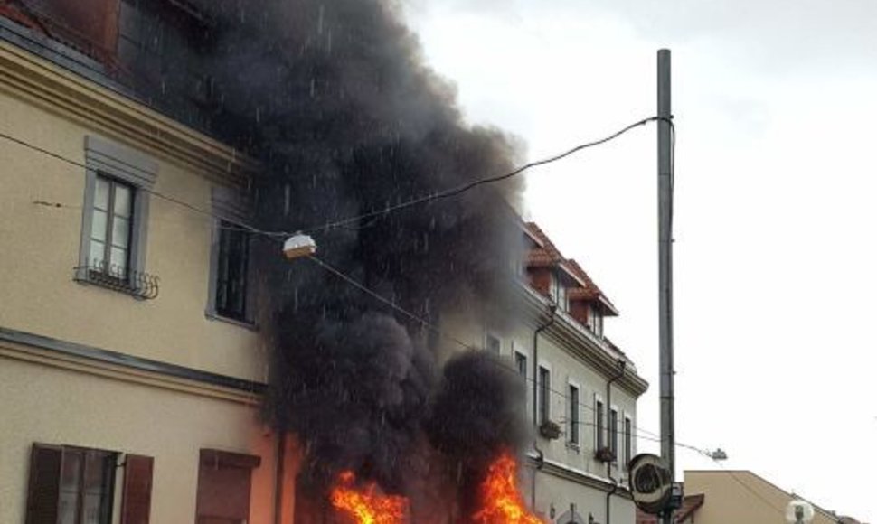 Vilniuje atvira liepsna degė automobilis.