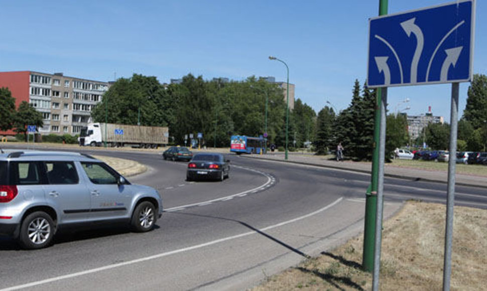 Taikos pr. ir Statybininkų pr. žiedinėje sankryžoje ne visi vairuotojai paisė pokyčių. Daugelis jų iš žiedo Statybininkų pr. link išvažiuodavo antra juosta, kirsdami ištisinę liniją.