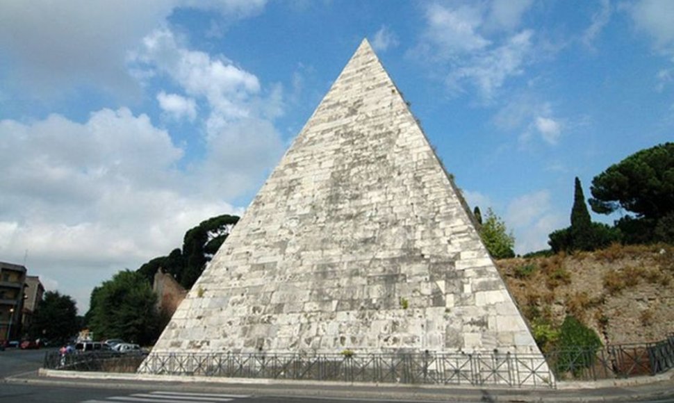Piramidė Romoje buvo pastatyta kaip turtingo romėno Gaius Cestius kapavietė.