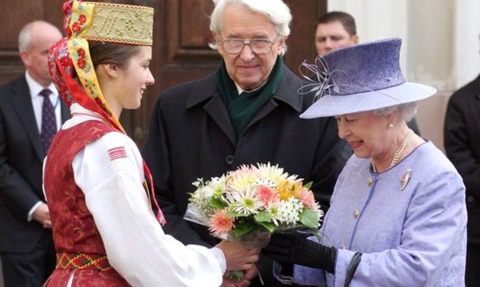 B.Juodka Elizabet II aprodė Vilniaus universitetą. 