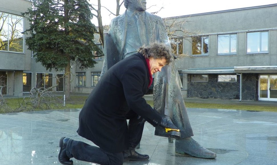 Aktorius ir mokytojas Vidmantas Fijalkauskas surengė akciją „Nuvalykime batus Juozui Miltiniui“.