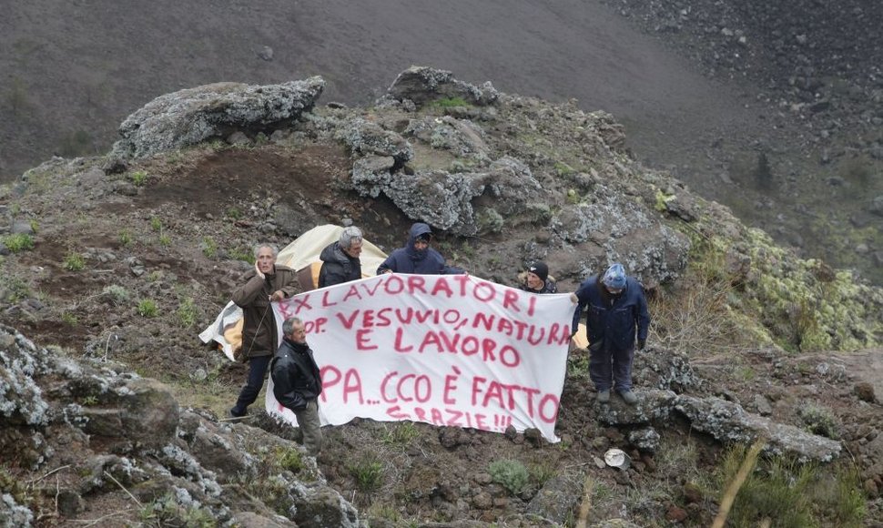 Šis šešetas kartu su dar 49 bendradarbiais prarado darbą 2008-aisiais, kai bendrovė „Vesuvius, Nature and Work“ buvo uždaryta.