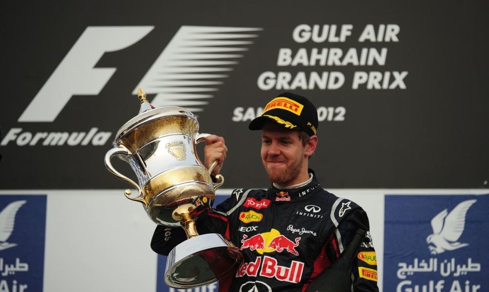 Sebastianas Vettelis švenčia pergalę Bahreine.