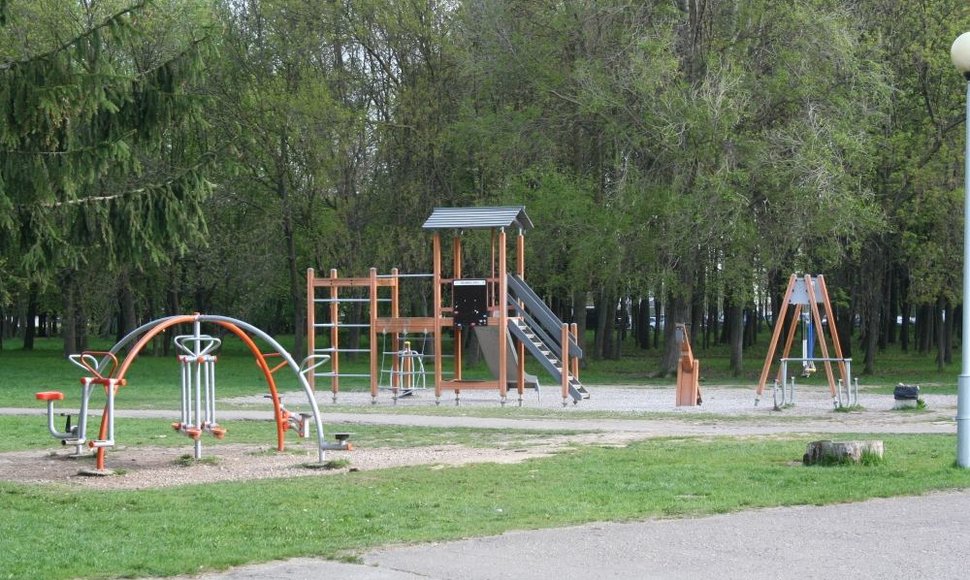 Žaidimų aikštelės didelio džiaugsmo teikia ne tik mažiesiems kauniečiams, bet ir jų mamoms, nes moterims nebereikia rūpintis, kad vaikai parke neturės ką veikti.