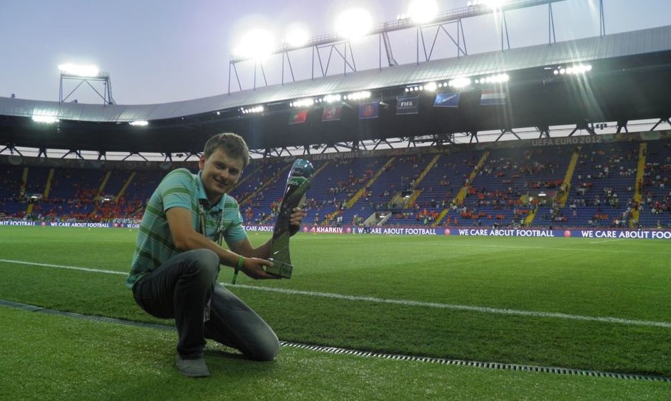 Evaldas Kadys aikštėje su apdovanojimu, kuris buvo įteiktas Cristiano Ronaldo.