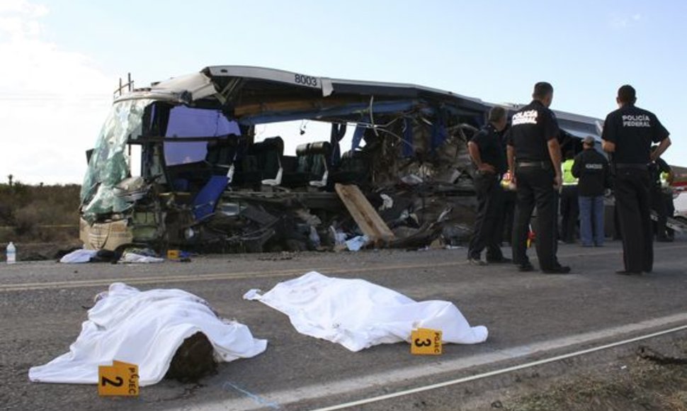 Meksikoje pirmadienį vakare avariją patyrė autobusas, vežęs turistus iš Kanados ir JAV.