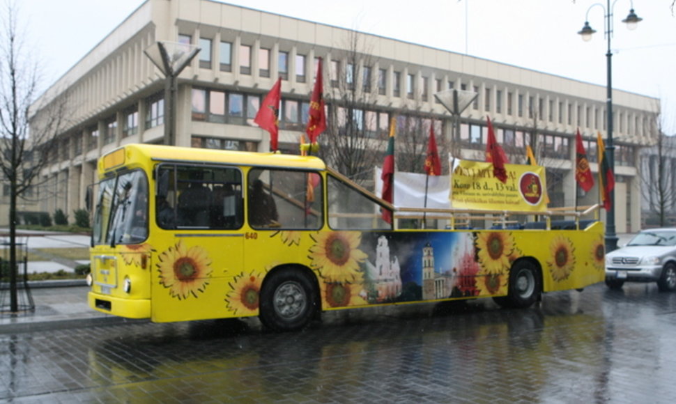 Autobusas papuoštas „Fronto“ partijos atributika.