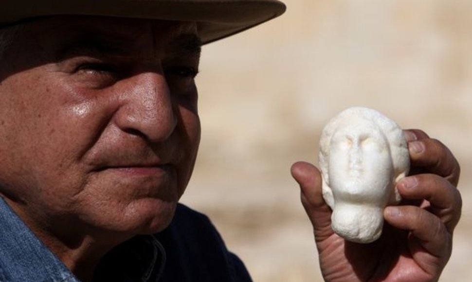 Zahi Hawassas laiko Kleopatros statulėlę iš alebrasto.