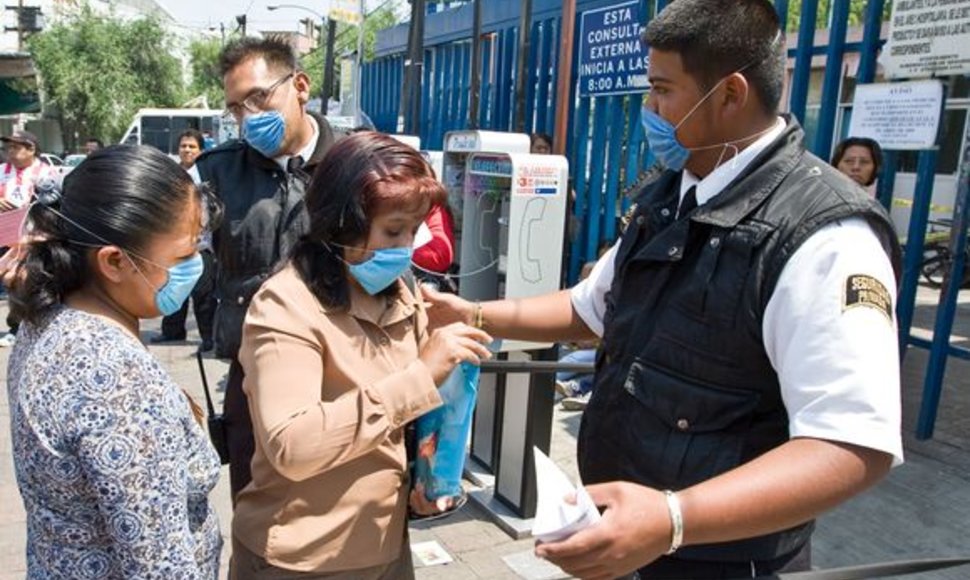 Daugelis žmonių gatvėse dėvi respiratorius.