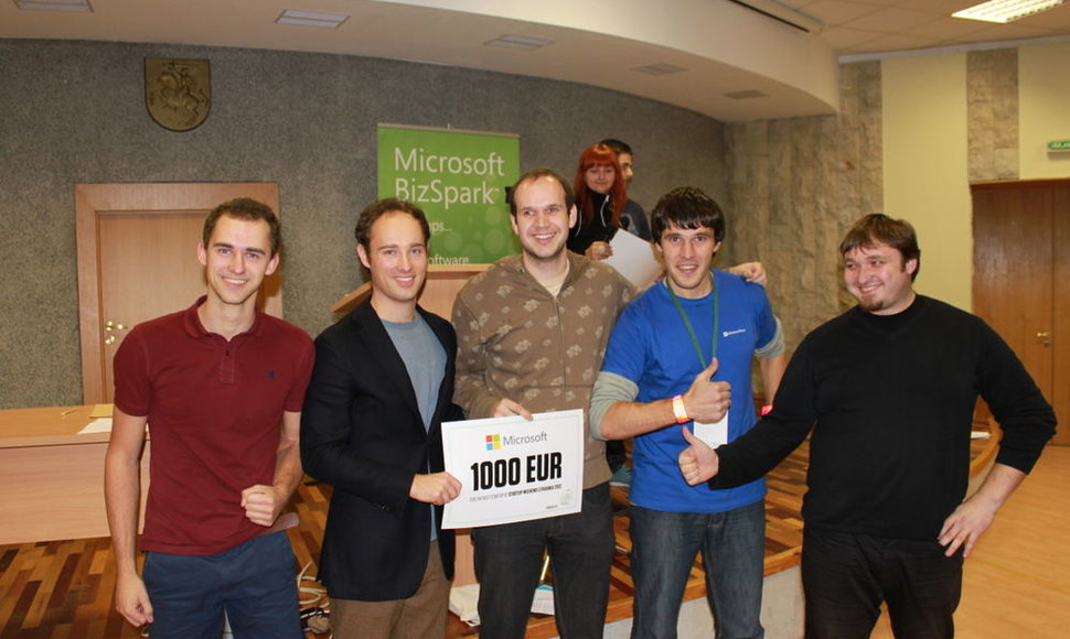 „Unhook“ idėjos autoriai Martynas Kairys, Kęstutis Jorudas ir Šarūnas Savickas apdovanoti „Microsoft Lietuva” skirtu 1000 eurų piniginiu prizu.