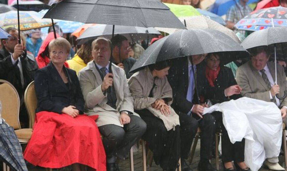 &Scaron;ventinis prezidentės inauguracijos koncertas &ndash; merkiant lietui.
