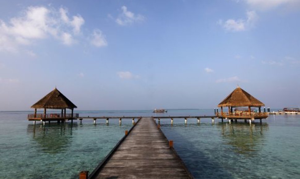 Vienam gražiausių žemės kampelių, Maldyvams gresia rimtos problemos dėl klimato kaitos.  Kylantis vandens lygis kėsinasi užlieti šį salyną.