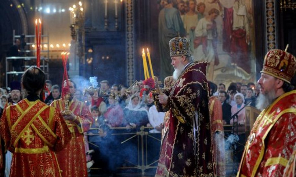 Rusijos patriarchas Kirilas aukoja Velykinias mišias.